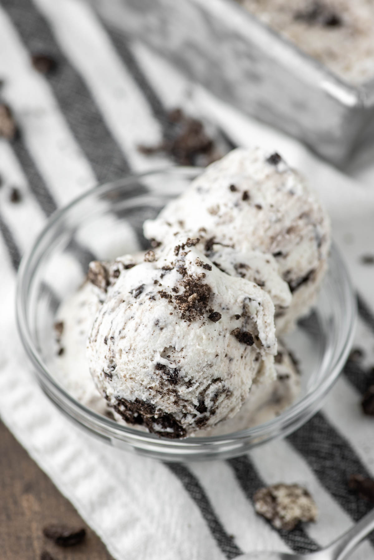 3 scoops of cookies and cream ice cream in glass bowl