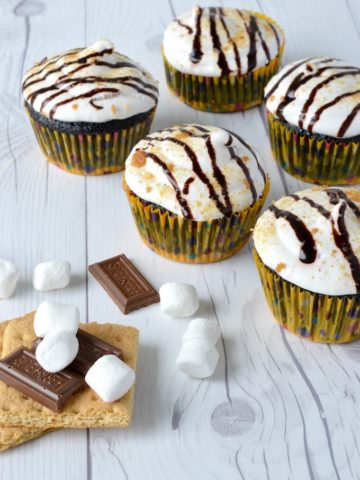 5 s'mores cupcakes with graham crackers, Hershey's and marshmallows
